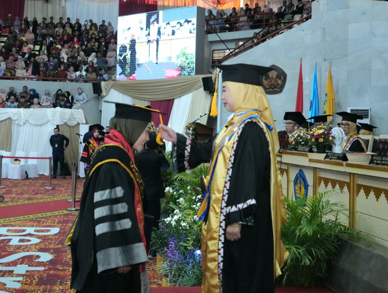 Kisah Inspiratif Lulusan Terbaik Program Doktor, Dian Vio Septiana: Belajar tak Kenal Usia