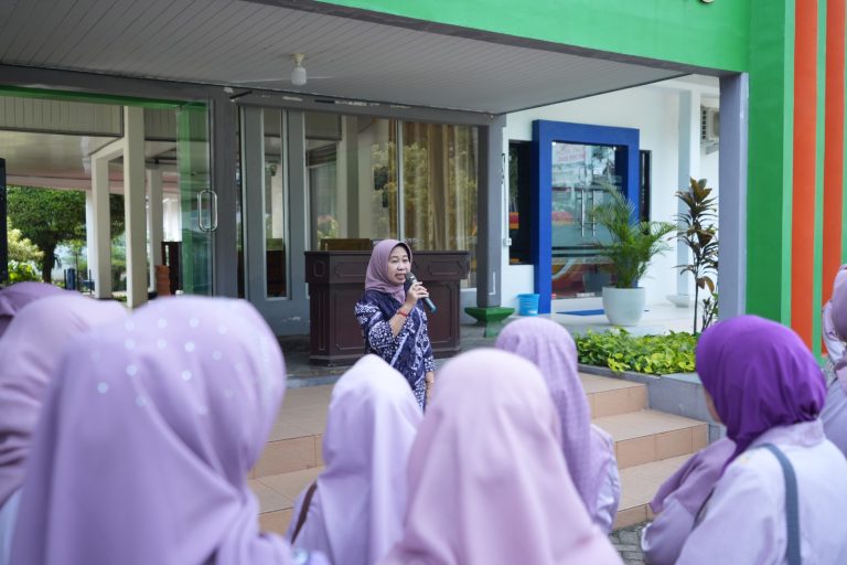 DWP Unila Salurkan 170 Paket Sembako di Bandar Lampung