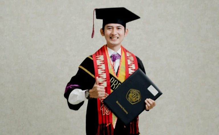 Dari Desa Terpencil Menuju Puncak Prestasi: Perjalanan Inspiratif Asep Perdiansyah dalam Dunia Pendidikan