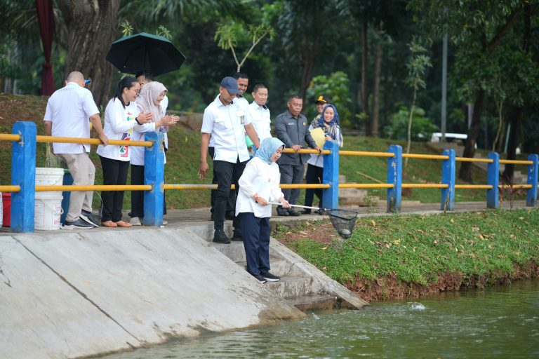 Unila Gelar Evaluasi Pengelolaan Embung Serta Pembudidayaan dan Panen Ikan