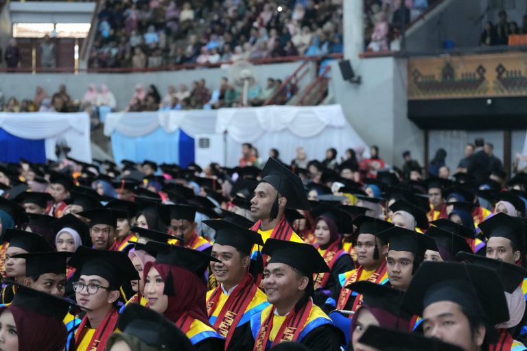 Unila Gelar Wisuda Periode V 2024/2025 dengan 889 Lulusan
