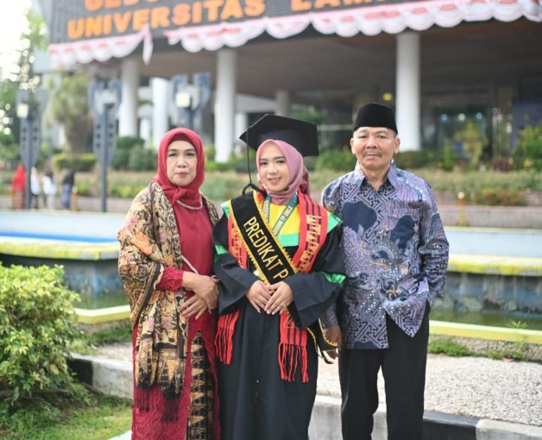 Lulusan Terbaik S-1, Mahkota Kebanggaan dari Doa dan Kesabaran Orang Tua