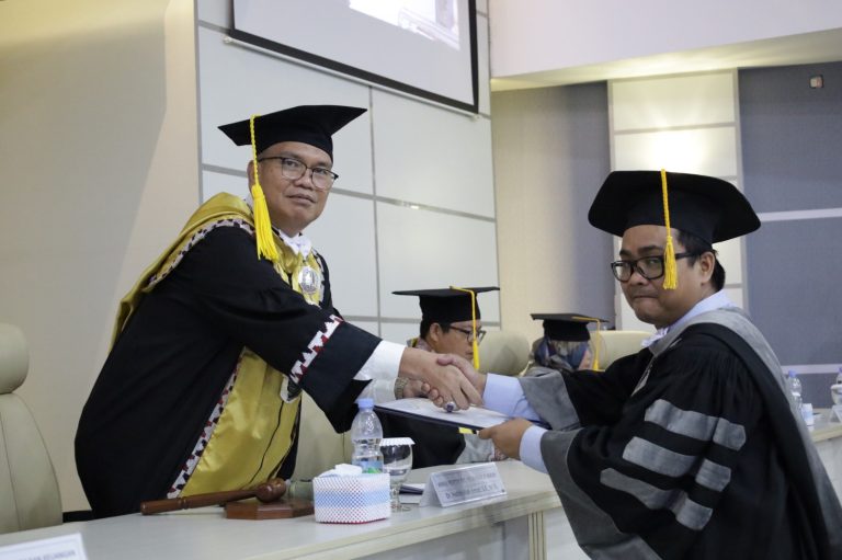 Dosen Unsera Raih Gelar Doktor dari Unila, Kupas MD&A dan Reaksi Pasar