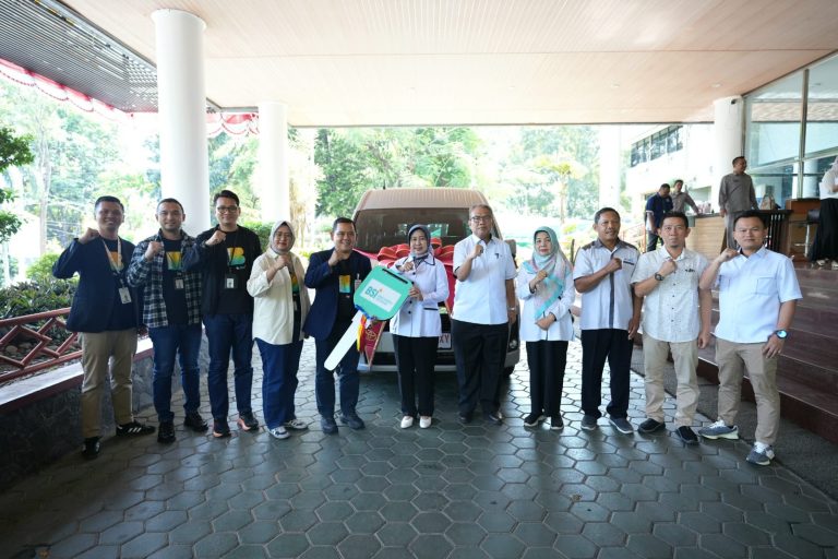 BSI Serahkan Satu Unit Mobil Hiace kepada Unila