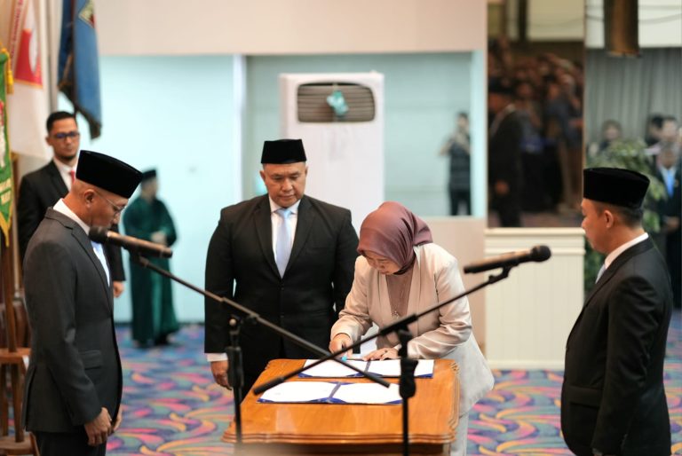 Rektor Saksikan Pelantikan Sekda Lampung di Balai Keratun