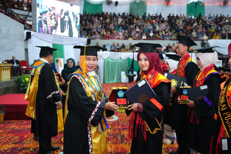 1.112 Wisudawan Ikuti Prosesi Wisuda Periode Enam 2024/2025