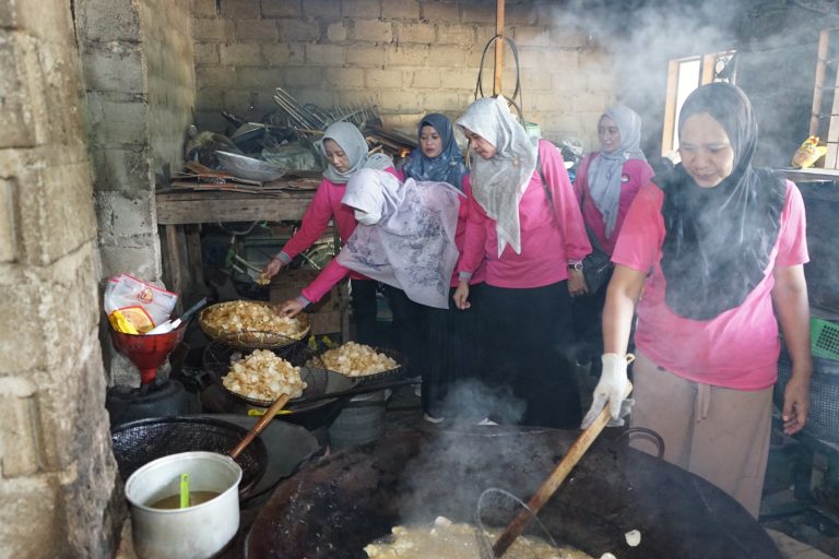 DWP Unila Adakan Kunjungan UMKM ke Kampung Ono Harjo