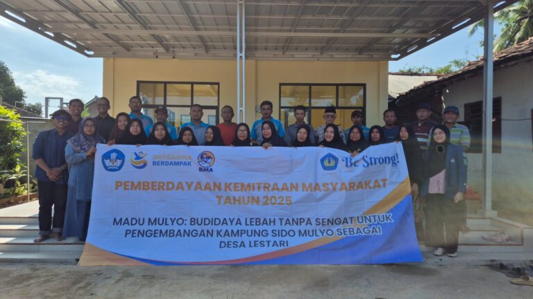 Tim Dosen FMIPA Dampingi Warga Inisiasi Budidaya Lebah Tanpa Sengat