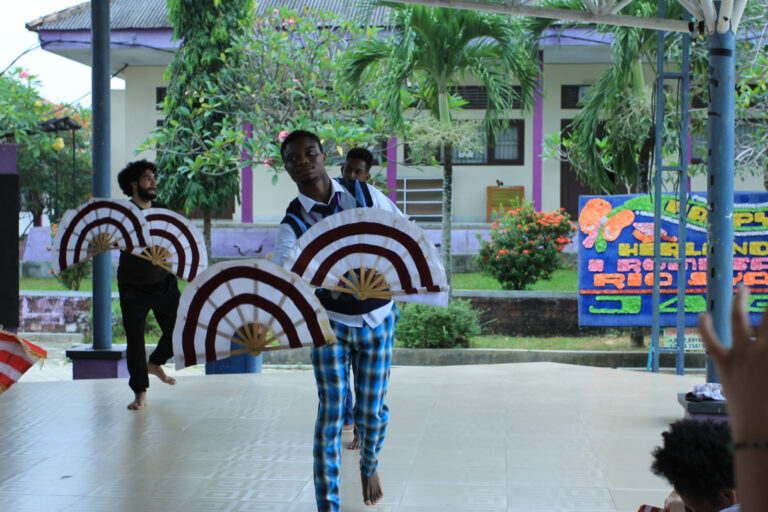 Summer Camp FKIP Ajak Peserta Asing Pelajari Tari Tradisional