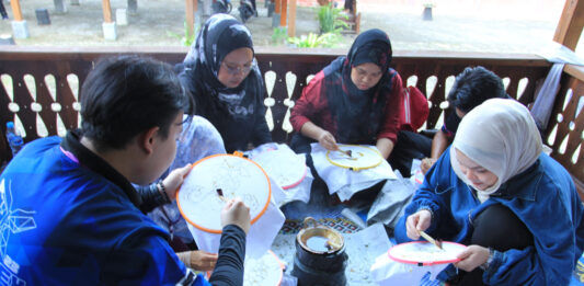Diplomasi Budaya Peserta Summer Camp FKIP Membuat Batik Tulis Lampung