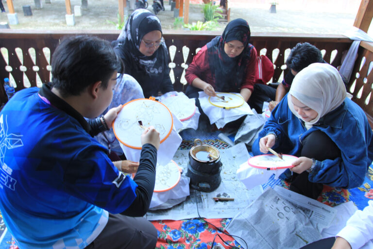 Diplomasi Budaya Peserta Summer Camp FKIP Membuat Batik Tulis Lampung