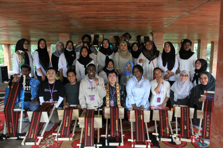 Workshop Mahasiswa Asing Promosikan Tapis Lampung di Galeri