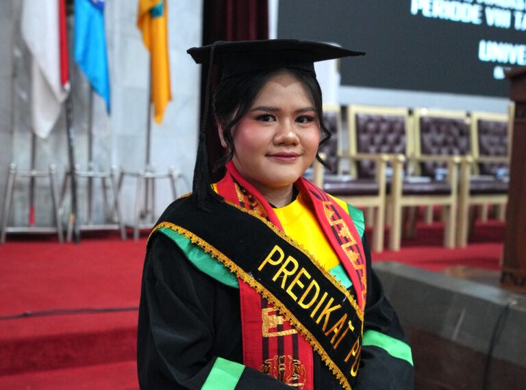 Lusia Dhea Mutiara Raih Wisudawan Terbaik I Unila, Ukir Prestasi Nasional di Bidang Ekonomi
