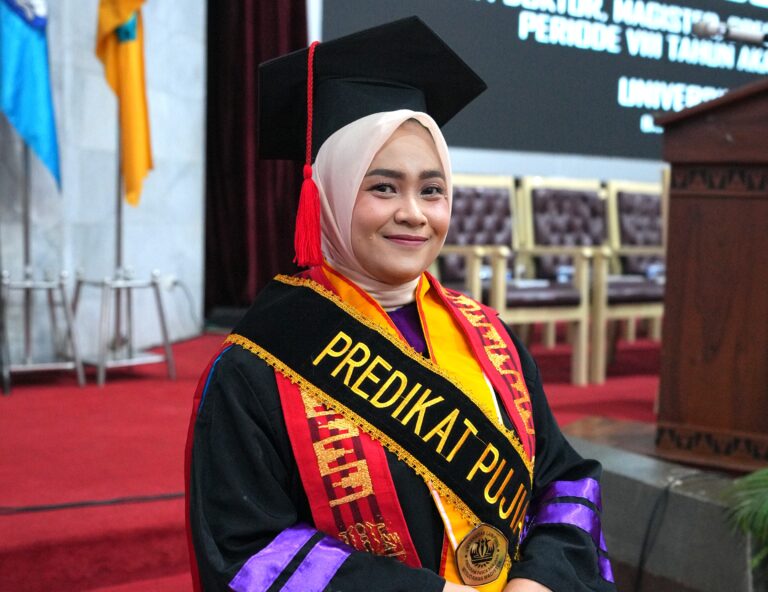 Kisah Inspiratif Ervina Agustin, Wisudawan Terbaik Magister Unila 2025