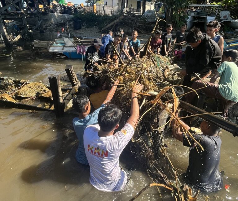 Mahasiswa Unila KKN Kebangsaan XIII Sulsel Galakkan Gerakan Sadar Sampah di Pulau Laiya