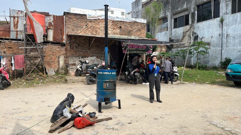 KKN Unila 2025 Hadirkan Inovasi Alat Pembakar Sampah Minim Asap di Kelurahan  Teluk Betung
