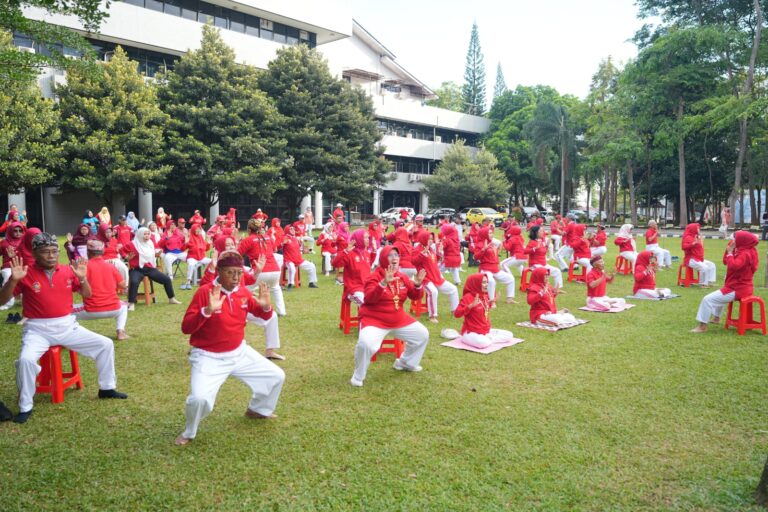 Unila Gelar Senam BEP Bersama Purnabakti di Momen Dies Natalis ke-60