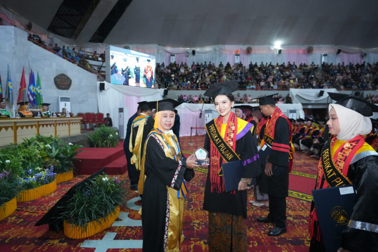 Seimbang Antara Akademik dan Prestasi, Diva Annisa Fitri Raih Gelar Wisudawan Terbaik Sarjana Unila