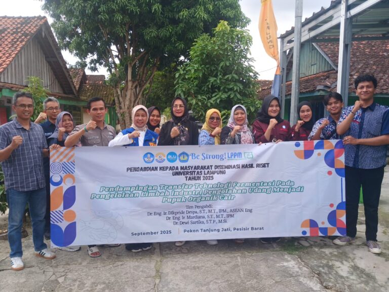 Unila Dampingi Masyarakat Pekon Tanjung Jati Olah Limbah Tambak Udang Jadi Pupuk Organik Cair