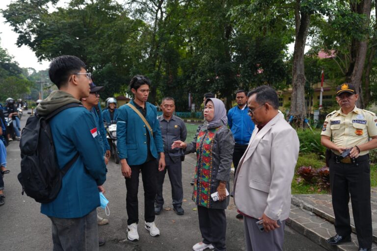 Rektor Lepas Keberangkatan Mahasiswa Sampaikan Aspirasi Damai di DPRD Lampung