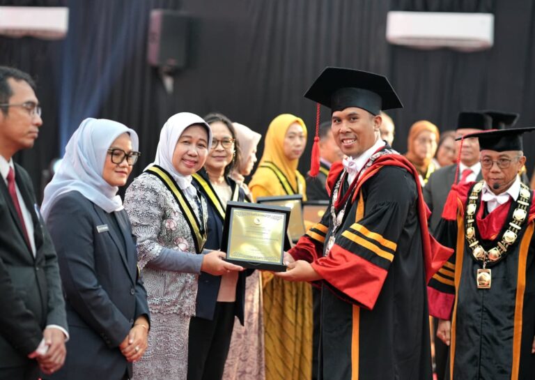 Rektor Unila Raih Penghargaan Itera Adi Karsa Madya