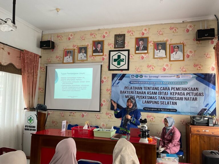Tim Dosen dan Mahasiswa FK Gelar PKM Deteksi Dini Tuberkulosis di Tanjung Sari