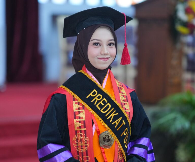 Cindi Ratna Putri, Lulusan Terbaik Magister Pendidikan Fisika Unila Periode II 2025