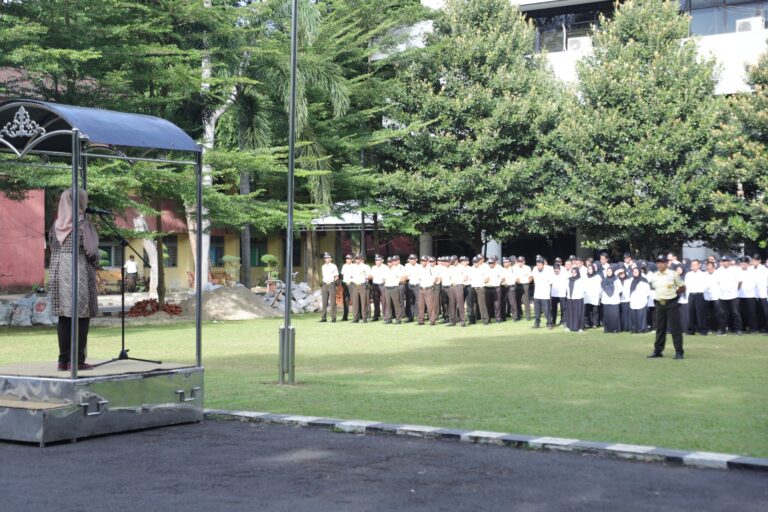 Rektor Tekankan Peningkatan Keamanan dan Disiplin pada Apel Pagi Tendik