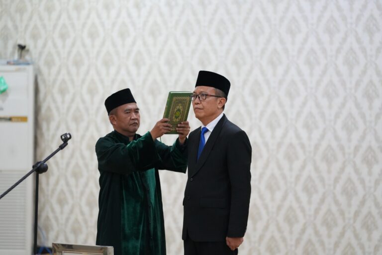 Rektor Lantik Dekan Fakultas Teknik Periode 2025/2029