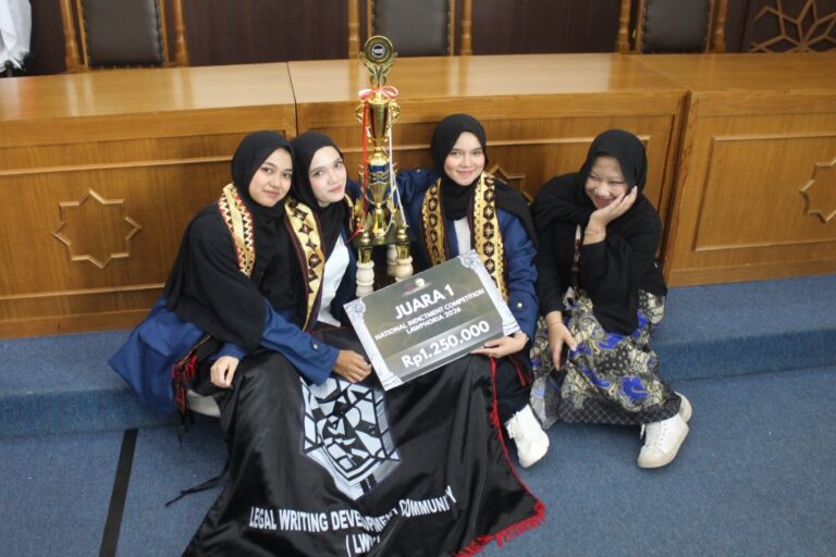 Mahasiswa UKMF LWDC FH Juara I Kompetisi Surat Dakwaan Lawphoria UMY