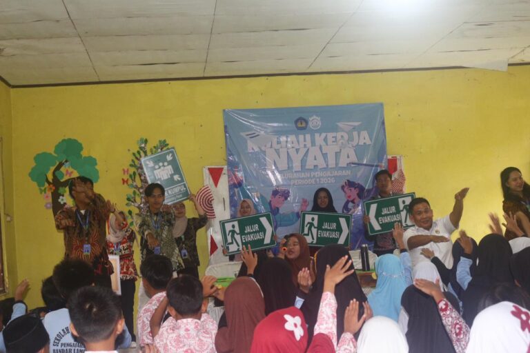 Mahasiswa KKN Edukasi Mitigasi Bencana di SDN 1 Pengajaran, Teluk Betung Utara