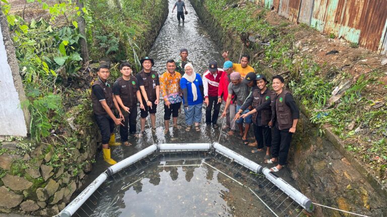 Mahasiswa KKN Inovasi Trash Barrier sebagai Solusi Cegah Banjir Sungai