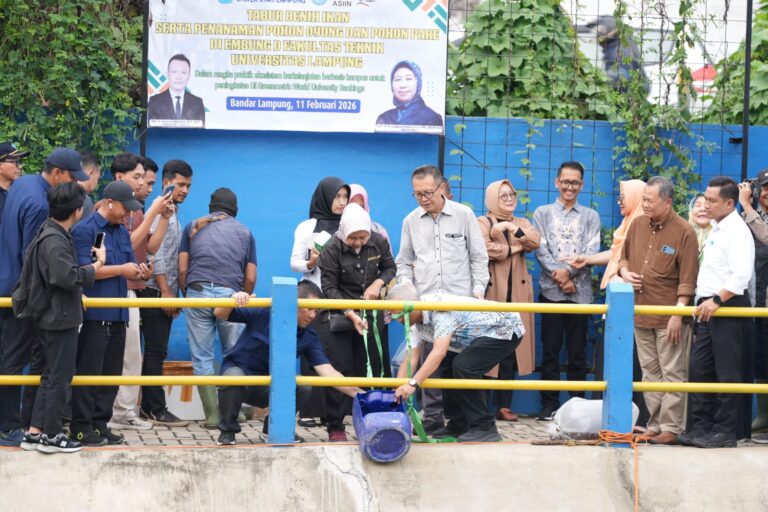 FT Tebar Benih Ikan serta Tanam Oyong dan Pare di Embung Teknik