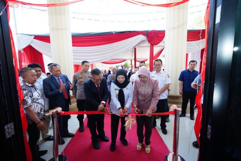 Rektor dan Wali Kota Resmikan Gedung Laboratorium Fakultas Hukum