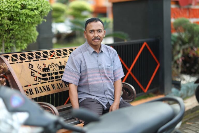Berangkat Subuh dari Pesawaran, Buruh Tani Antar Putri Ikuti UTBK di Unila Demi Masa Depan Lebih Baik