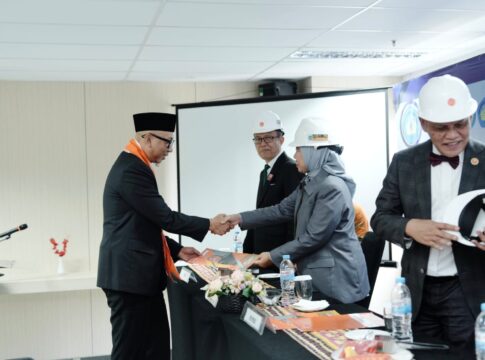 PSPPI Unila Kukuhkan 32 Insinyur Angkatan XV, Gubernur Lampung Raih Lulusan Terbaik