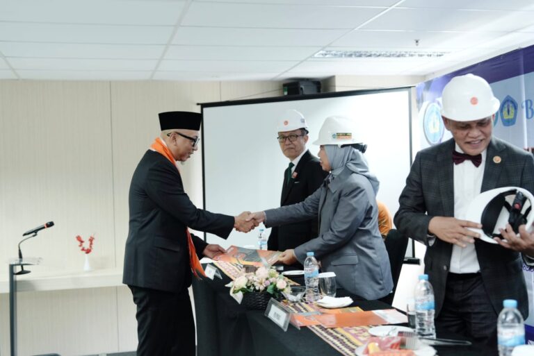 PSPPI Unila Kukuhkan 32 Insinyur Angkatan XV, Gubernur Lampung Raih Lulusan Terbaik