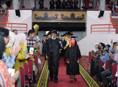 Unila Kukuhkan Dua Guru Besar Baru