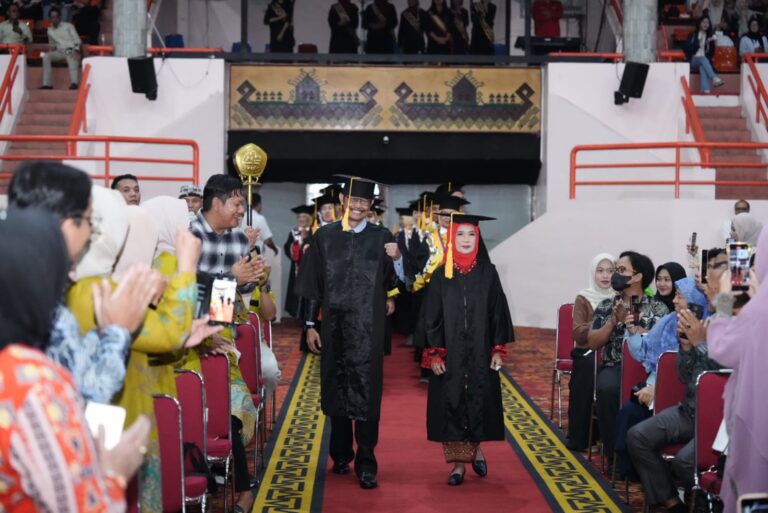 Unila Kukuhkan Dua Guru Besar Baru