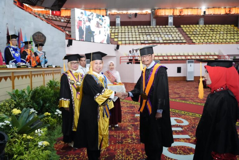 Orasi Ilmiah, Prof. Nurlaksana Eko Rusminto Mengkaji Penggunaan Bahasa Indonesia Kontekstual