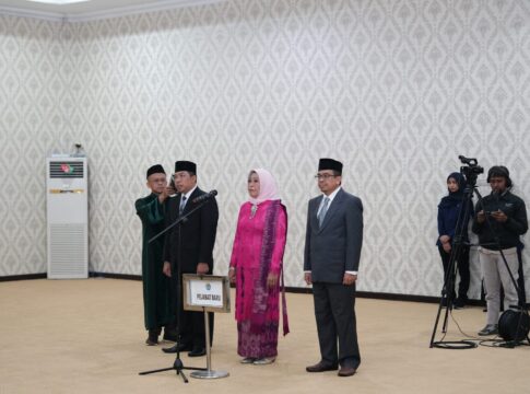 Rektor Lantik Tiga Pejabat Baru di Lingkungan Unila
