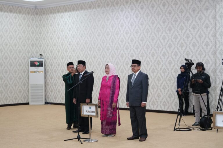 Rektor Lantik Tiga Pejabat Baru di Lingkungan Unila