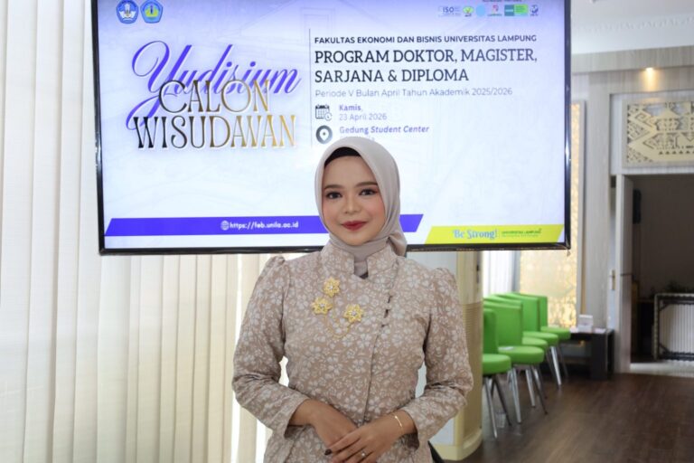 Konsistensi dan Disiplin Kunci Sukses, Anggun Trisnani Raih Lulusan Terbaik Magister FEB Unila