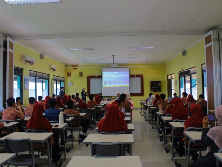 FMIPA UGM dan FMIPA Unila Gelar Workshop Literasi Keuangan di SMA Al-Kautsar