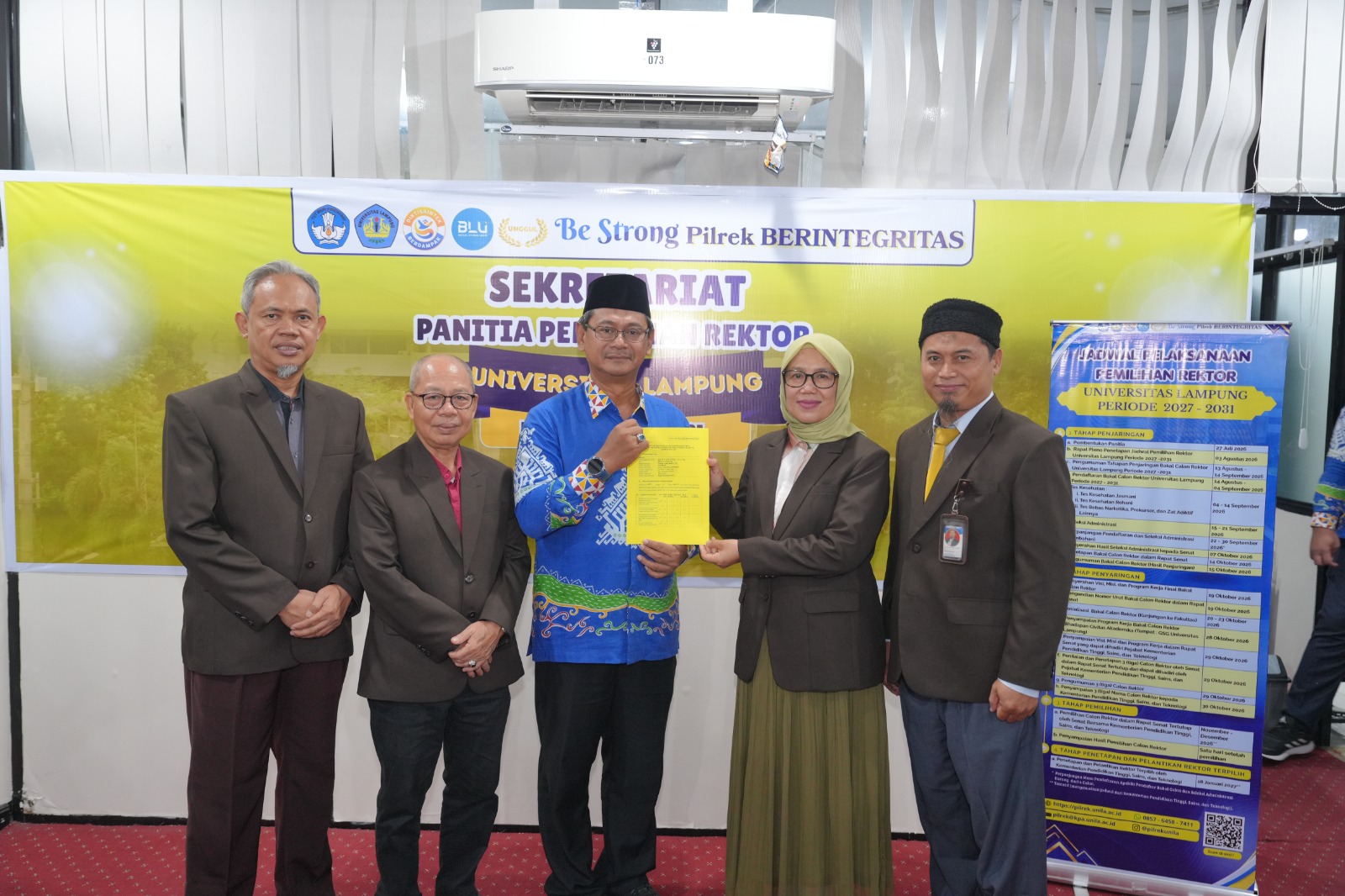 Resmi Menjadi Pendaftar ke-3, Prof. Asep Sukohar Serahkan Berkas Bacarek Unila Periode 2027–2031