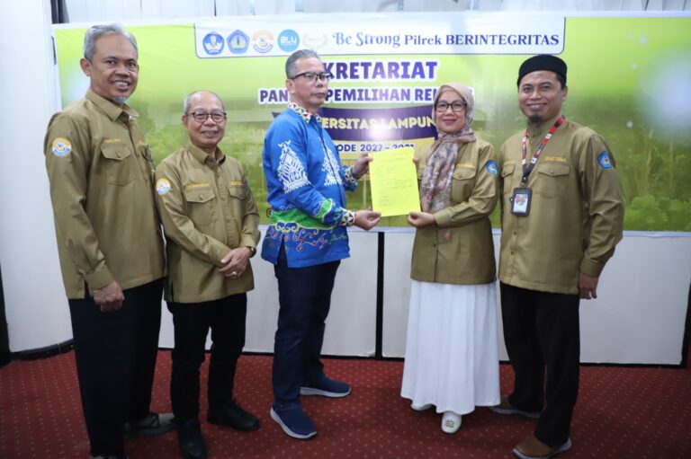 Prof. Hamzah Serahkan Berkas Pendaftaran Bacarek Unila Periode 2027 – 2031