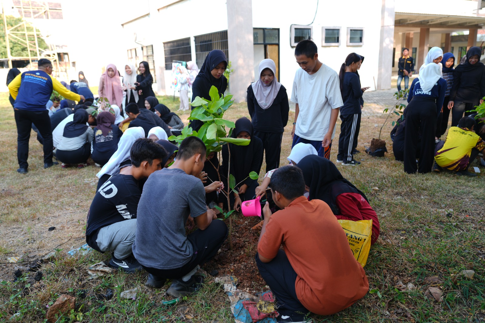 Unila Dorong Green Campus Melalui Penanaman Pohon dan Sumpah 113 Mahasiswa PMPAP 2026